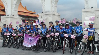 15位癌友組粉紅車隊，參加扶輪社主辦的單車環台千里行