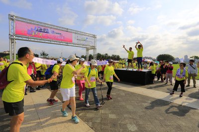 幫癌友加油公益路跑：號召3000人路跑出版《癌症不用怕》（瑞蘭出版社）舉辦金是愛旋轉：859位癌友與志工共同旋轉100分鐘。推廣脊椎保健公益講座